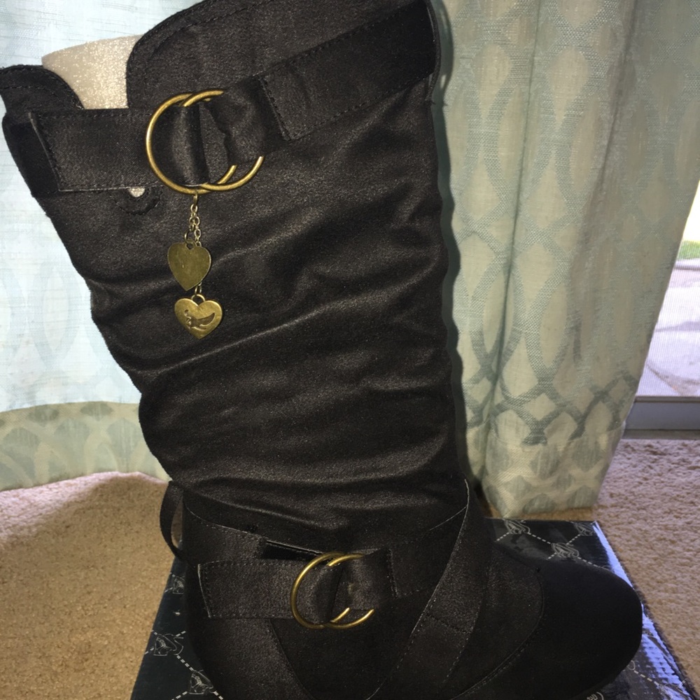 Boot - Picture 2 of 4